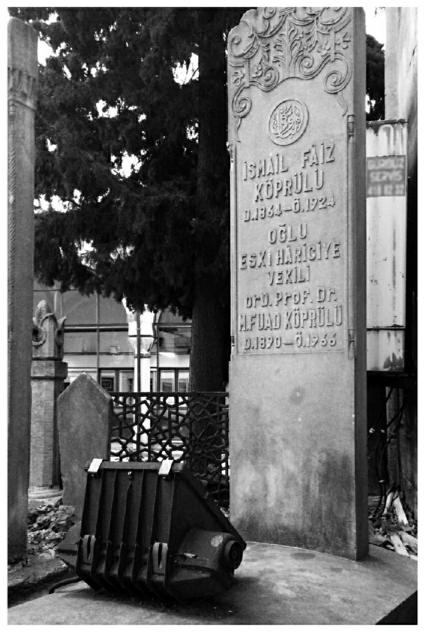 Stèle funéraire de Mehmed Fuad Köprülü, mausolée des Köprülü, avenue Divanyolu, Istanbul